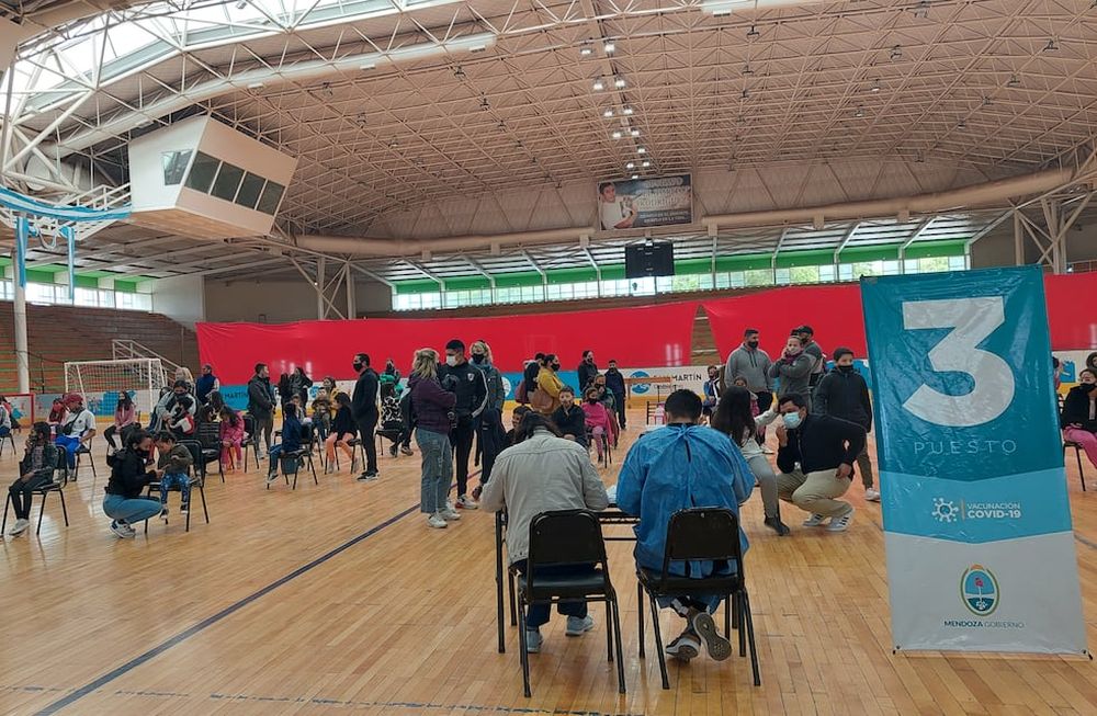 El centro de vacunación de San Martín, en el polideportivo Gustavo Torito Rodríguez, recibió centenares de niños esta semana. Foto: Los Andes
