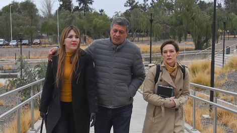 Los Andes | El intendente de Las Heras, Daniel Orozco y Janina Ortíz, Secretaria de Gobierno, junto a su abogada Elena Quintero llegan al Ministerio Público Fiscal. Foto: Marcelo Rolland / Los Andes