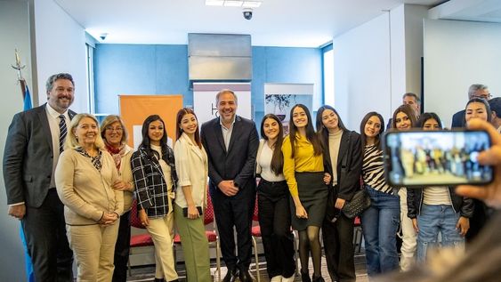 Los responsables del centro junto a los chicos seleccionados para continuar en el programa que es certificado por la Universidad del Salvador.
