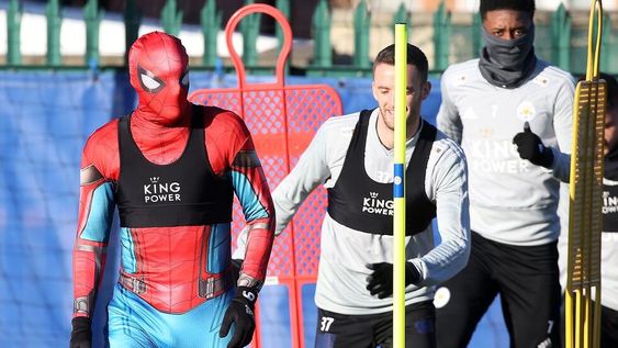 Una figura de la Premier League entrenó disfrazado de Spiderman