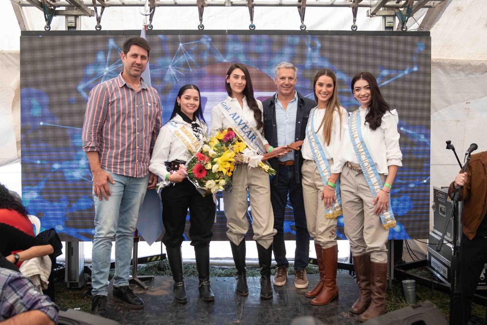 Ramiro Labay, presidente de la Cámara de Comercio, y el intendente Alejandro Molero junto a la reina nacional de la Vendiimia, Alejandrina Funes yla Virreina Nacional de la Vendimia, Sofía Perfumo.  