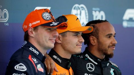 Los Andes | Lando Norris de McLaren posa después de calificar en pole position con Max Verstappen de Red Bull en segundo lugar y Lewis Hamilton de Mercedes en tercer lugar. / REUTERS