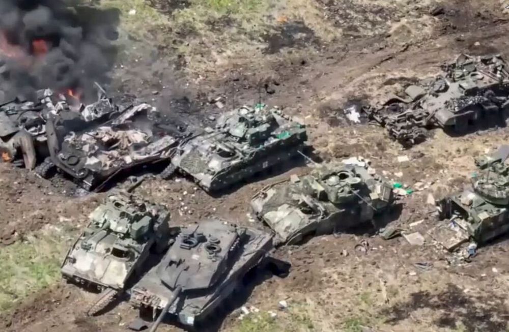 Captura de video del estado de los tanques Leopard alemanes y los blindados Bradley estadounidenses completamente destruidos luego de un ataque con misiles Lancet rusos.