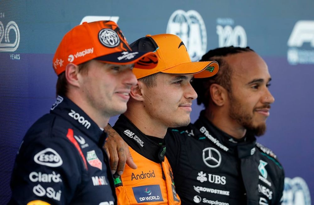 Lando Norris de McLaren posa después de calificar en pole position con Max Verstappen de Red Bull en segundo lugar y Lewis Hamilton de Mercedes en tercer lugar. / REUTERS