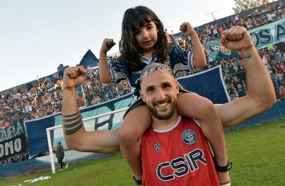 Juan Manuel Elordi, junto a su hija Sofía, festejando en la cancha de Independiente  el pasaje a la final, tras el triunfo frente a Deportivo Maipú. Foto. Orlando Pelichotti