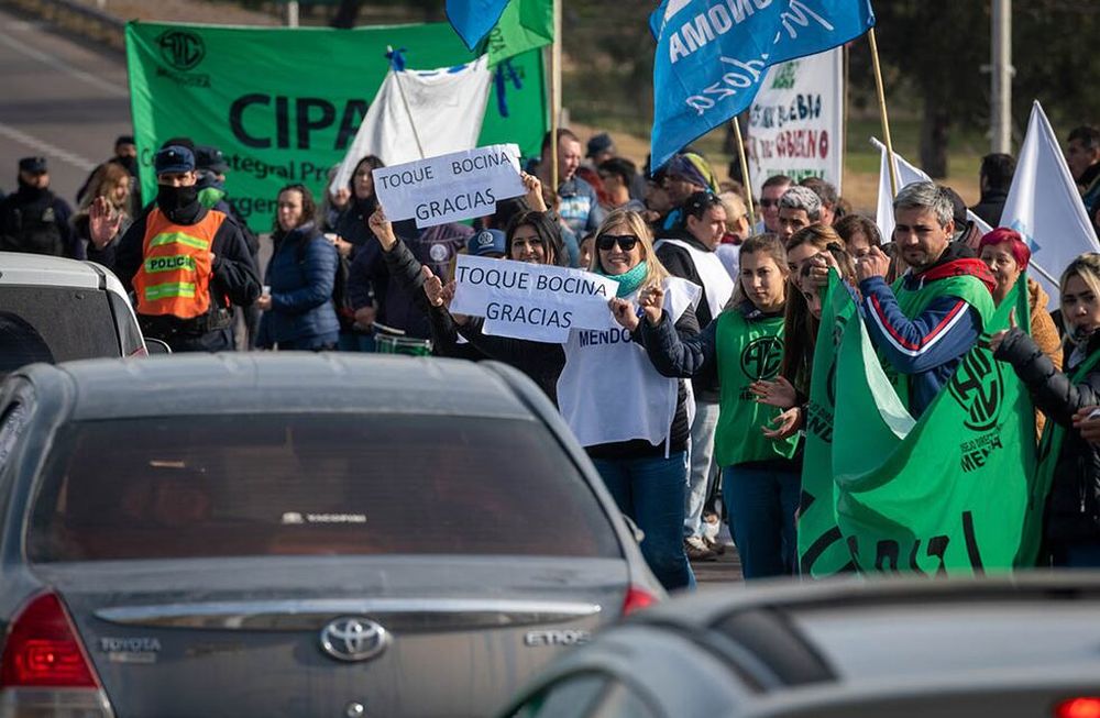 Protesta de ATE sobre el acceso este de la Ciudad de Mendoza, reclaman mejoras salariales. Hoy vuelven a reunirse con el Gobierno provincial.  Foto: Ignacio Blanco / Los Andes