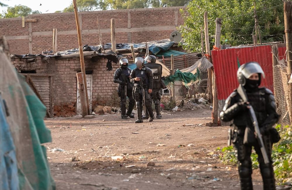 Allanamiento en el asentamiento Castro de Guaymallén. Gentileza Ministerio de Seguridad.