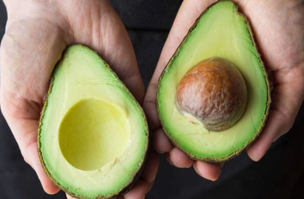 La mujer afirma que se evita que las paltas se oxiden a las pocas horas y agarren el característico color marrón. Foto: Gentileza