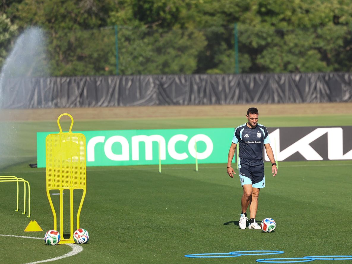 Con la clasificación asegurada, el técnico Lionel Scaloni evalúa una formación con varios suplentes para llegar con el plantel fresco a la etapa eliminatoria