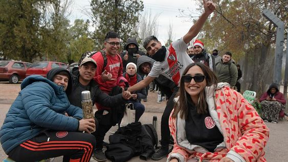 Para dar calorcito. Los fanáticos de River dejaron en claro que ni el frío los para. Los termos con café, una buena opción.Foto:  Orlando Pelichotti