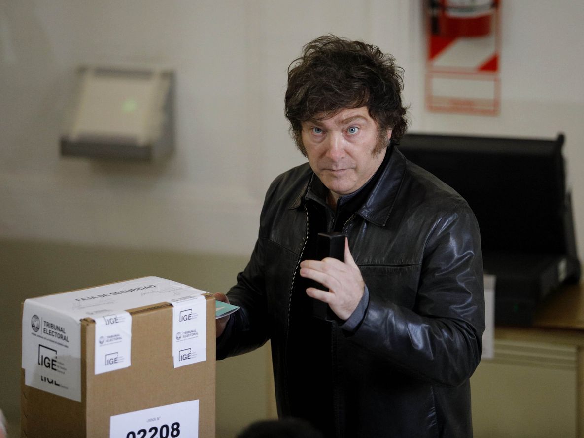 El presidente Javier Milei votó esta mañana en la sede de la UTN del barrio de Almagro.