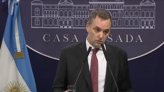 El vocero presidencial Manuel Adorni en conferencia de prensa este viernes