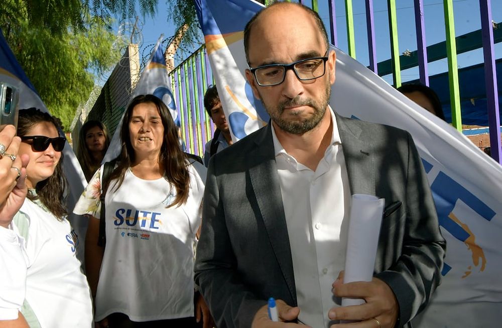 comienza formalmente el ciclo lectivo 2023 en Mendoza con el inicio de clases para todos los estudiantes, y en paralelo también lo hará el Sindicato Unido de los Trabajadores de la Educación (SUTE), Carina Sedano, secretaria general del SUTE; y José Thomas, director General de Escuelas (DGE)Foto: Orlando Pelichotti