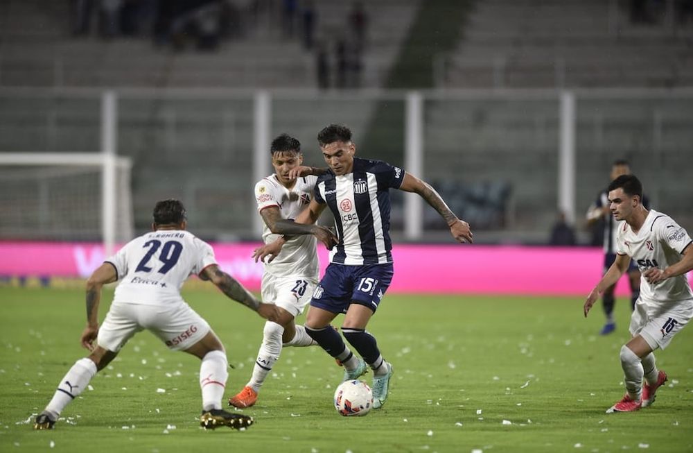 Enzo Díaz con la pelota, rodeado de jugadores visitantes, en el duelo entre Talleres e Independiente, en el Kempes, por el cierre de la Liga Profesional. (Foto: Ramiro Pereyra / La Voz)