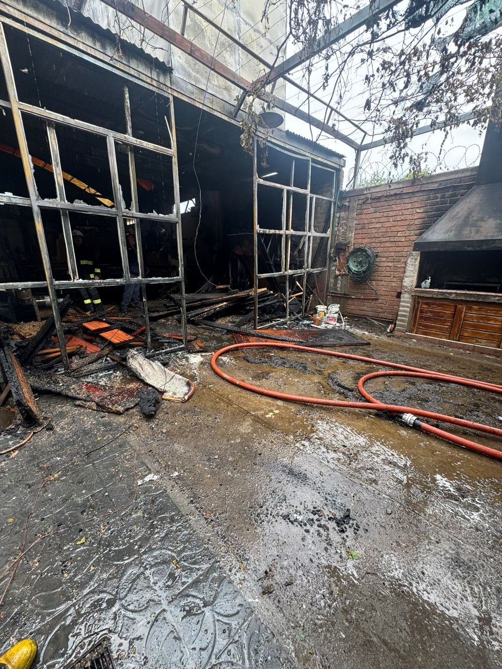 Bomberos controlaron un incendio en un aserradero de Godoy Cruz