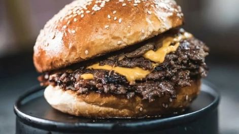 Smash burgers para el Día del Amigo: te enseñamos a hacerlas caseras, fáciles y con pocos ingredientes.