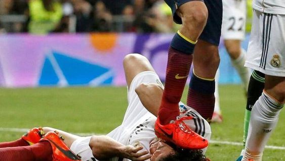 Sin desperdicio: el ranking de las peores patadas del fútbol