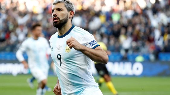 El Kun Agüero llega el martes a la Argentina y queda concentrado, completando el equipo que disputará Eliminatorias y Copa América.