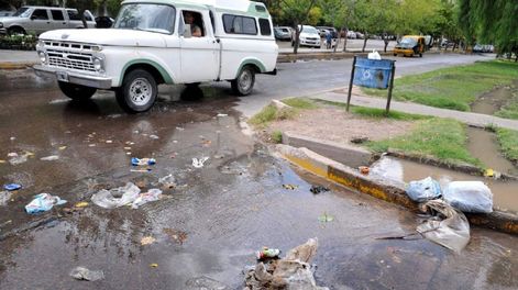 La acumulación de desechos en las acequias de Mendoza acarrea grandes consecuencias.