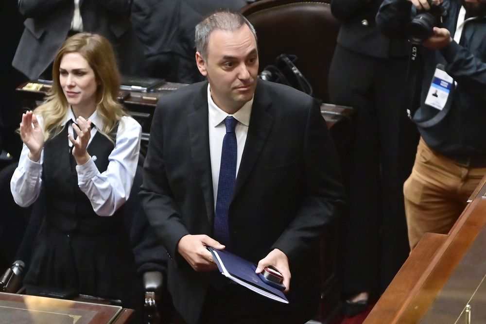 Adorni respondió en el Congreso sobre su patrimonio y el viaje a Punta del Este en medio de la investigación judicial