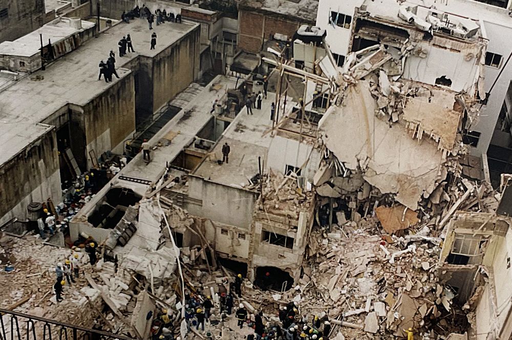 Atentado a la AMIA, edificio sobre Pasteur 633, en 1994.