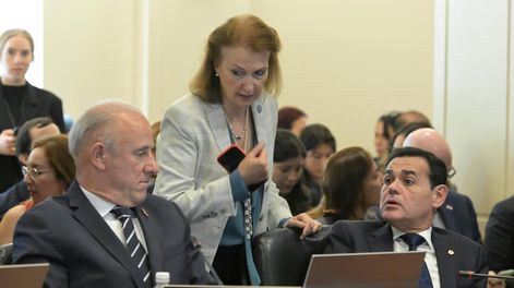 Los Andes | La canciller de Argentina, Diana Mondino; el canciller de Paraguay, Rubén Ramírez Lescano (d), y el canciller de Perú, Javier Gonzalez Olaechea (i), participan en una sesión extraordinaria de la Organización de Estados Americanos, este miércoles en Washin