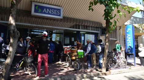 La Tarjeta Alimentar paga desde $6.000 y hasta $12.000, y por la AUH se cobran por mes $4.050 por cada niño a cargo. Desde el próximo mes se unifica el cobro