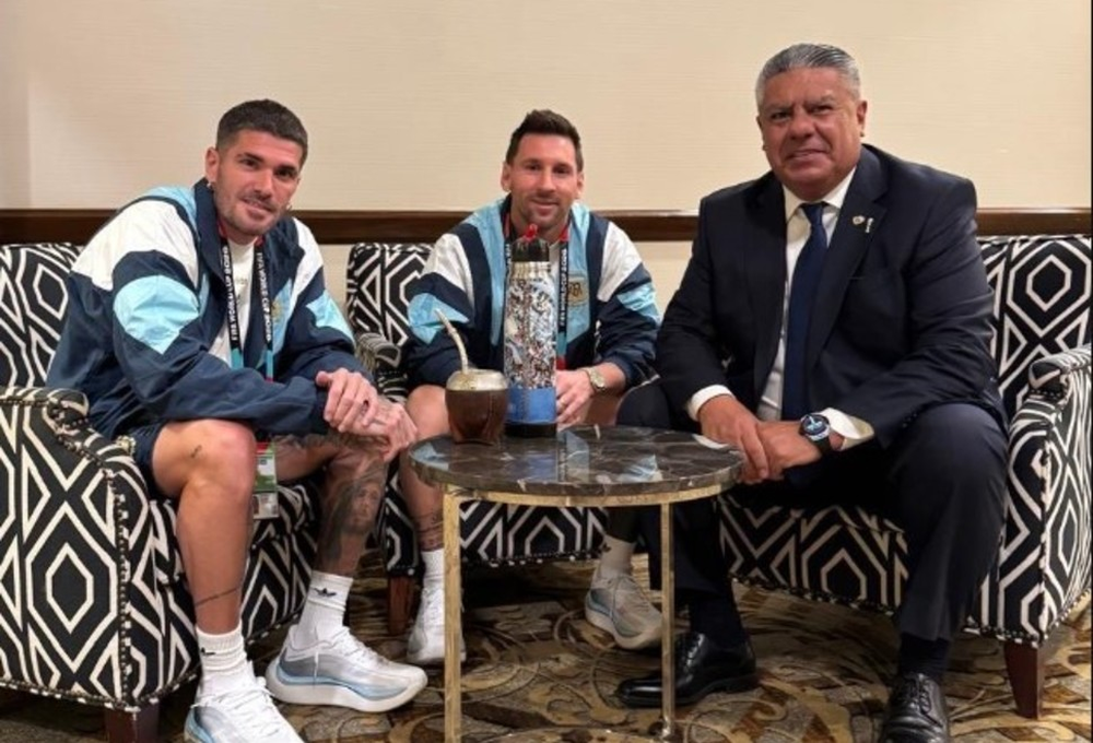 CÁBALAS DEL CAMPEÓN DEL MUNDO. Rodrigo De Paul, Lionel Messi y Chiqui Tapia en la concentración de la Selección Argentina.