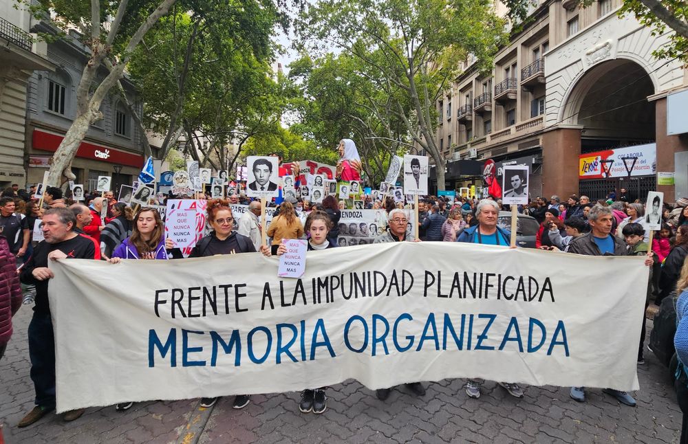 Multitudinaria marcha por el Día de la Memoria en Mendoza con reclamos por Verdad y Justicia.