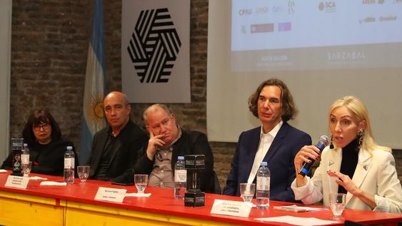 Panel de debate en “Transformación de la arquitectura para vivir y trabajar”, con los arquitectos Ana Astudillo, Juan Frigerio, Darío López, Pedro Wofcy, y Angélica Campi.