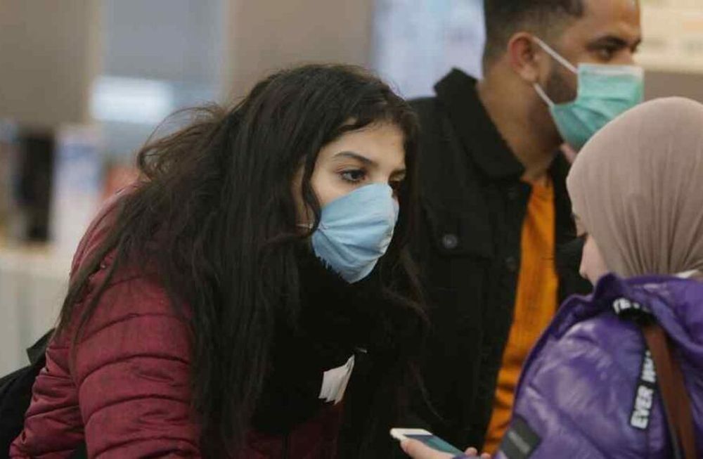Los expertos especulan con que los pasajeros se podrían haber contagiado después de hacerse el test en la India 72 horas antes del vuelo. Foto: AP.