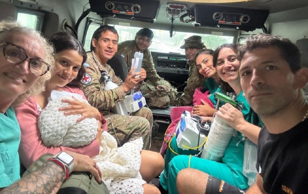 Temporal: rescate de bebés en el hospital Penna de Bahía Blanca (Gentileza Clarín)