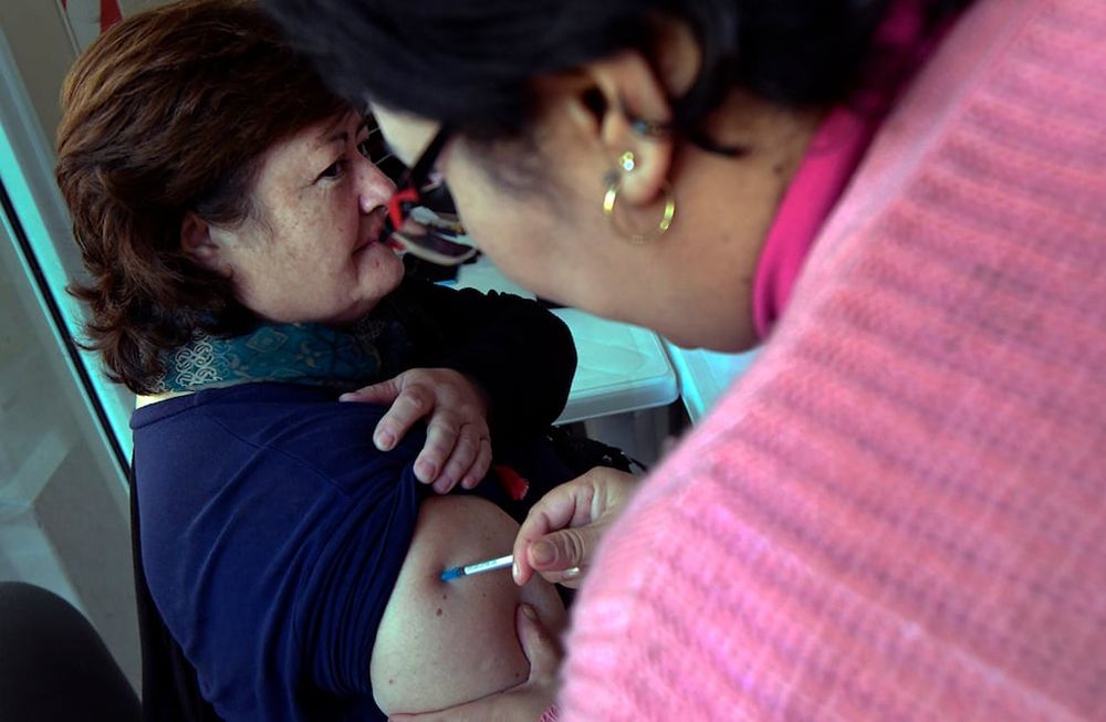 Advierten sobre la importancia de recibir al menos una dosis anual de vacuna Covid. Está indicada cada 6 meses en el caso de personas con factores de riesgoFoto:  Orlando Pelichotti