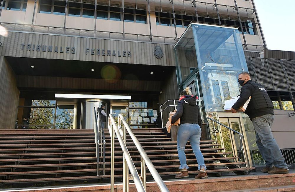 Efectivos de la Policía de Mendoza trasladan expedientes del Juzgado Federal donde realizaron un operativo. Foto: Orlando Pelichotti / Los Andes.