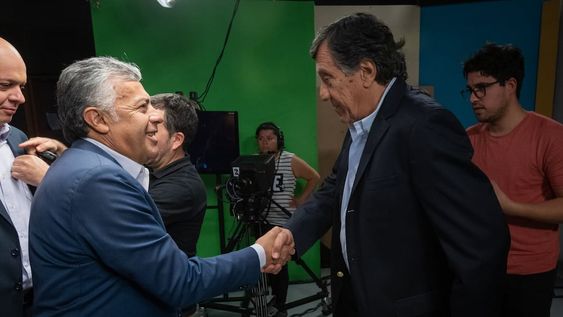 Los exgobernadores Alfredo Cornejo y Arturo Lafalla se saludaron antes de grabar en el encuentro del ciclo Pilares. Foto: Ignacio Blanco / Los Andes