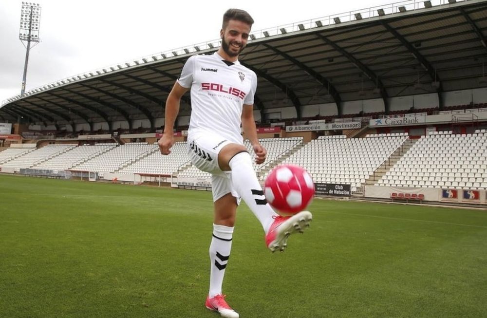 Un futbolista español cayó de un tercer piso y está gravemente herido