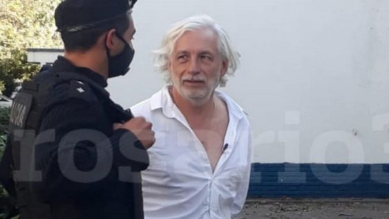 El médico anticuarentena Mariano Arriaga fue detenido esta tarde en el Monumento a la Bandera, tras instigar a la violación de medidas sanitarias. rosario3.