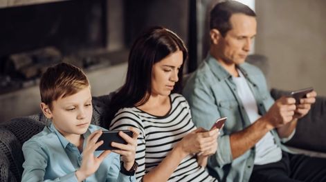 Los Andes | Los padres buscan imponer límites de uso del teléfono móvil a los chicos pero ellos tampoco lo respetan.