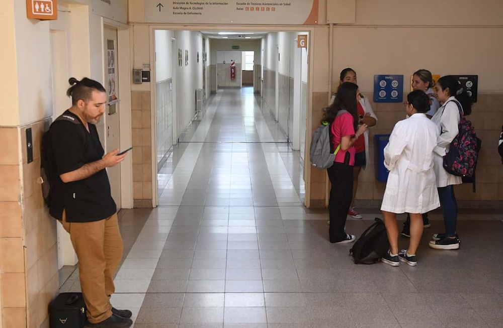 La mitad de los profesores universitarios gana por debajo de la línea de pobreza: endurecen reclamos. Los sindicatos han convocado a un paro de 72 horas. UNCuyo Pasillos de la Facultad de Ciencias Médicas Foto:José Gutierrez / Los Andes