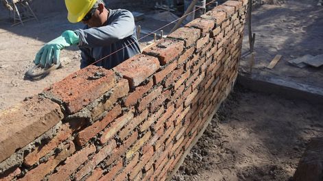 Obra chica. Los corralones venden porque las familias invierten en sus casas, contratando albañiles en forma particular.