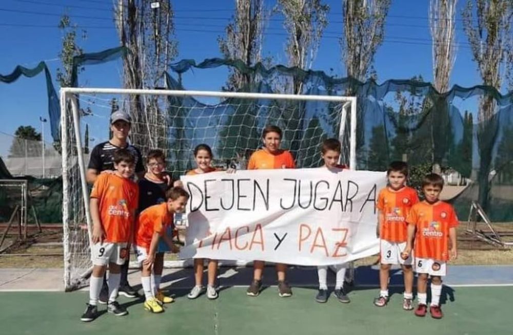 El equipo C11 de Banco Mendoza de San Rafael, pide que sus compañeras puedan seguir jugando con ellos. / Gentileza