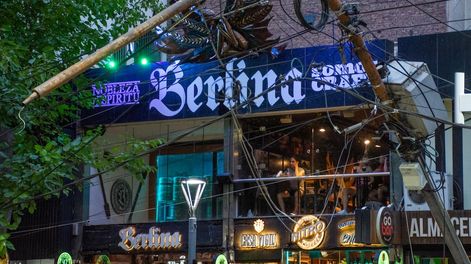 Los Andes | El exceso de cableado en pleno centro quedó en evidencia cuando un árbol cayó y se enredó en las instalaciones aéreas. Foto: Mariana Villa / Los Andes