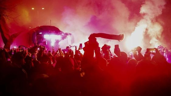 Simpatizantes de la Real Sociedad lanzaron objetos contra los micros que trasladaban a la delegación del Atlético de Madrid. / Gentileza