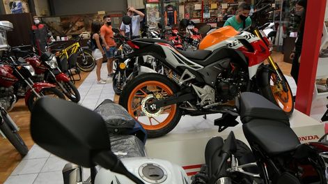 Los Andes | La venta de motos nuevas tuvo una merma tras cinco meses de alza. El plan Mi moto sigue apalancando la comercialización. Foto: Orlando Pelichotti/ Los Andes
