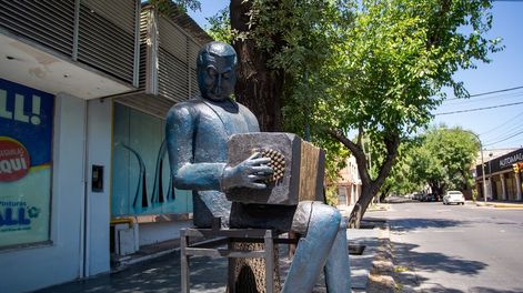 La Esquina del Tango ya luce el restaurado monumento a Aníbal Troilo. Foto: Prensa Ciudad de Mendoza