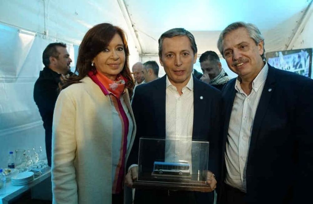 Fernando Gray junto a CFK y Alberto Fernández. (Twitter)