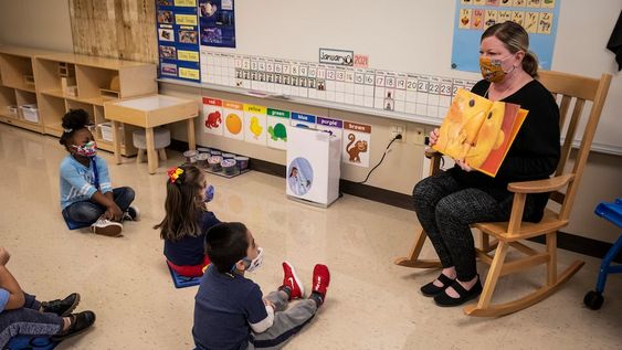 Los expertos de los Centros para el Control y la Prevención de Enfermedades (CDC) de Estados Unidos revisaron estudios de entornos escolares en su país y en otros.