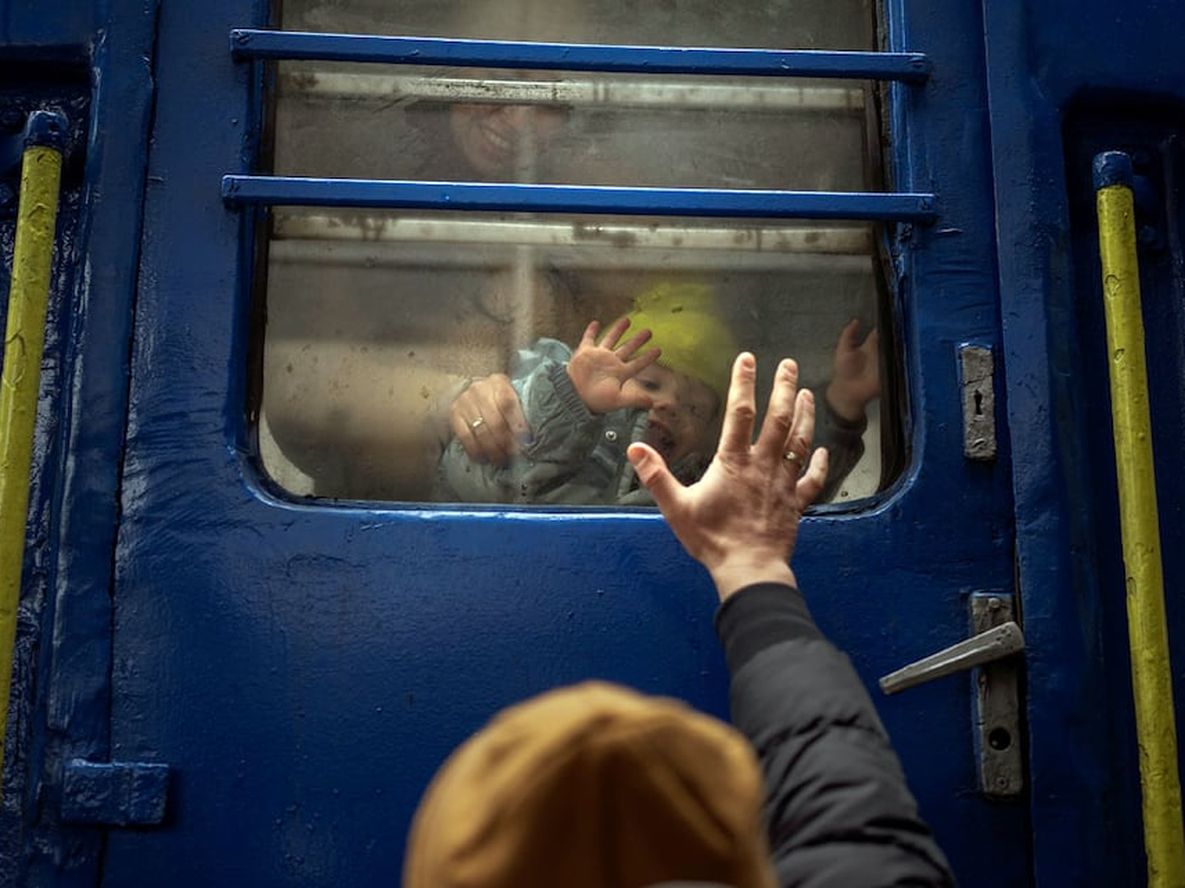 Más de un millón de personas ya huyeron de Ucrania, para buscar refugio en un país vecino. (AP /Emilio Morenatti)