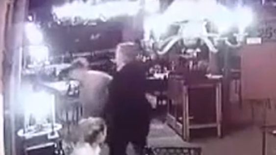 El video de Alberto Fernández agrediendo a un hombre: él había desmentido el ataque