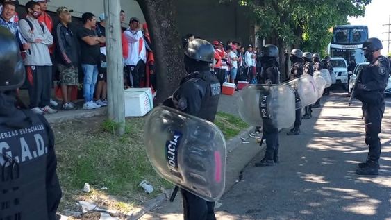 Detuvieron a 13 barras de River con armas de fuego y drogas camino a Salta. / Gentileza.